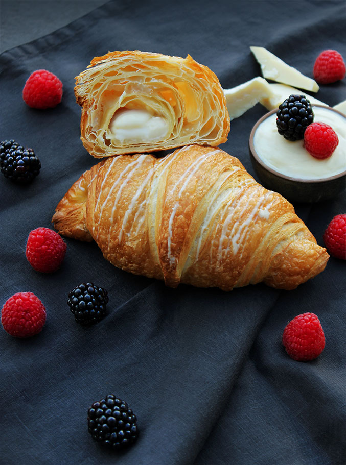 Wei&szlig;es Schokocroissant