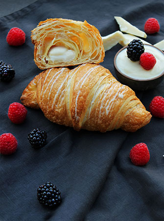 Wei&szlig;es Schokocroissant