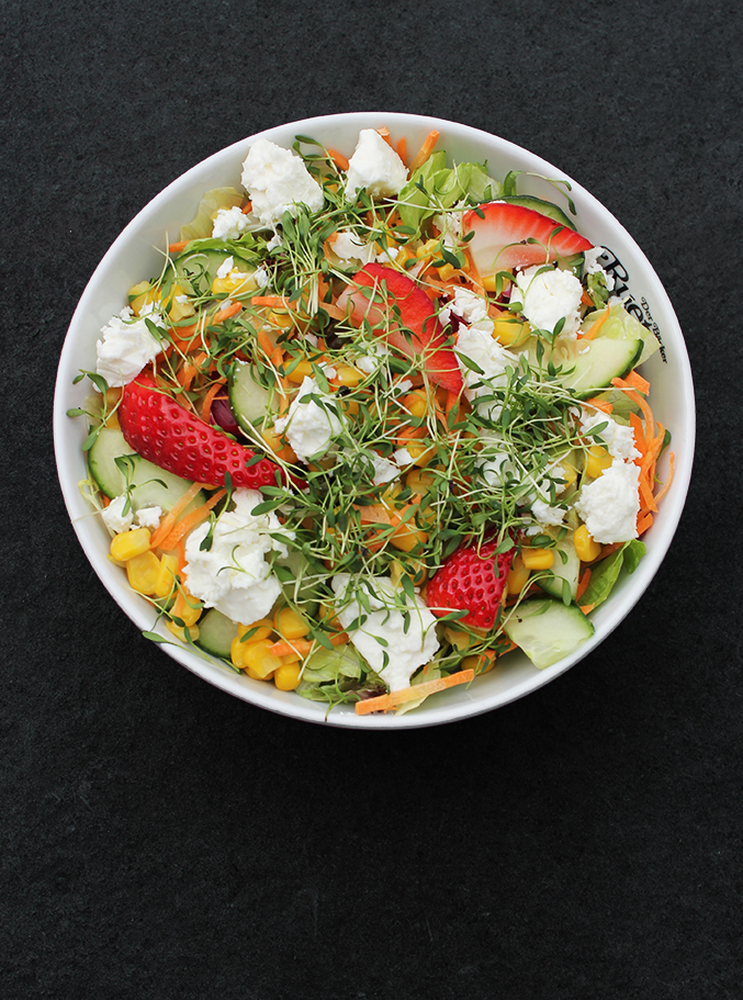 Salat mit Erdbeeren und Schafskäse