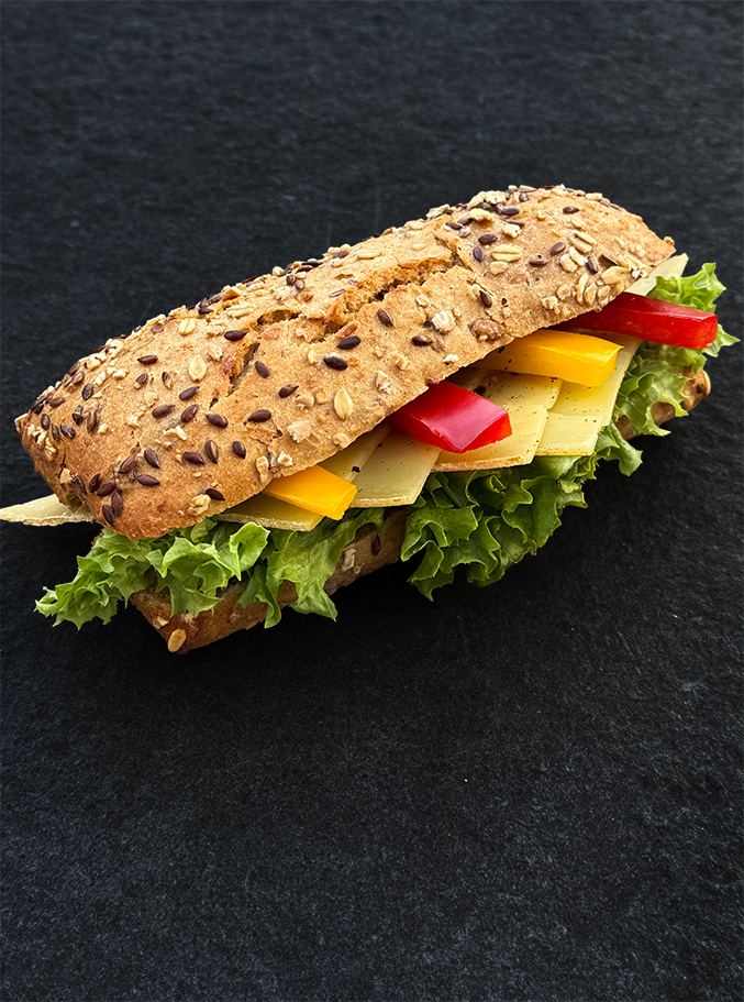 Kornweckerl mit Zillertaler Almk&auml;se